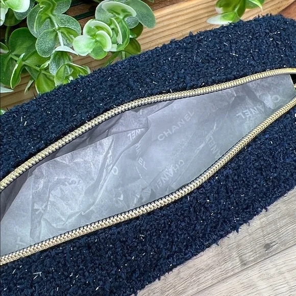 CHANEL Beauty Makeup Bag 2025 HOLIDAY LIMITED EDITION NIB AUTHENTIC - Picture 9 of 16